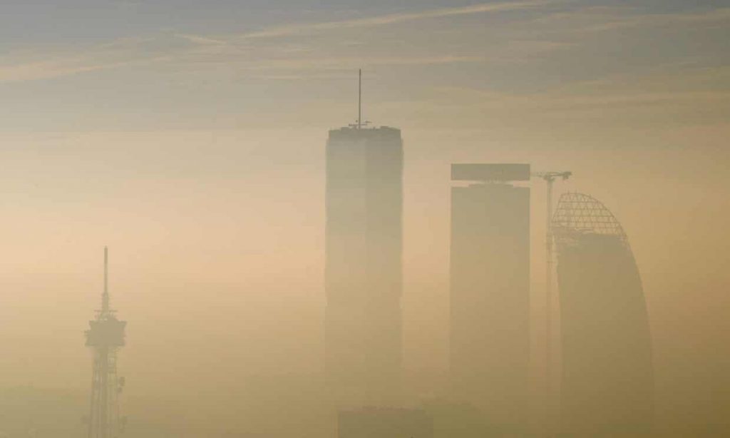 Poluarea aerului ar putea juca un rol important în cazul deceselor provocate de Covid-19 – studiu